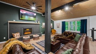 Lodge-Style Home Near Gatlinburg w Theater Hot Tub Game Room Evergreen Escape by AvantStay - Pittman Center - 3