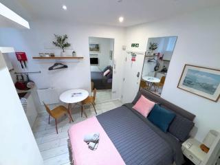 Charm Retreat in central Brighton- Studio Apartment with kitchenette - 0