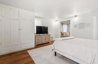 Charming Victorian Apartment - 7