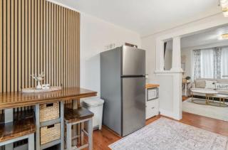 Charming Victorian Apartment - 4