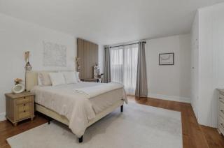 Charming Victorian Apartment - 3