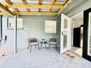 Pet-Friendly Lakeland Stay King Bed Cozy Court - 9