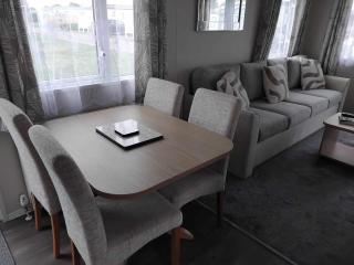 Seascape - caravan next to Fantasy Island Ingoldmells, 2 dogs max - East Coast Holidays - Ingoldmells - 3