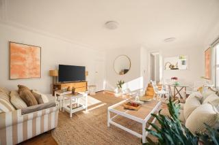 Sunlit Retreat Close to Cafes and Beach - 9