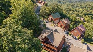 Bears Den Way by AvantStay Private Golf Sim Firepit Mountain Views Near Dollywood - 6