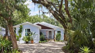 Hidden Grove Hot Tub Deck w Lounge 2 blocks to the Beach - 0