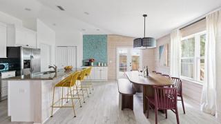 Hidden Grove Hot Tub Deck w Lounge 2 blocks to the Beach - 1