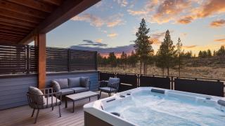 Sleeps 40 8 Modern Units20 BDRs w DeckHot Tub 10mins to Downtown Old Bend - 8