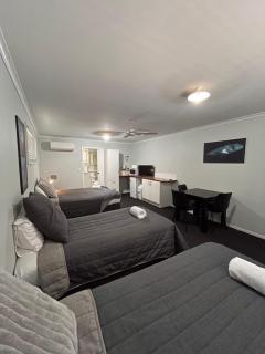 Agnes Palms Motel - 4
