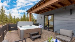 Sleeps 20 4 Units Hot Tub Deck Near DowntownOld Bend Aerie by AvantStay - 8