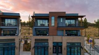 Sleeps 20 4 Units Hot Tub Deck Near DowntownOld Bend Aerie by AvantStay - 7