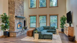 Spring River Retreat Waterfront Luxury w Hot Tub Game Room Near Bend - 8