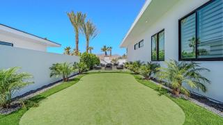 Sleeps 25 2 Luxury Villas w Pool Spa Putting Green Bravo by AvantStay - 5