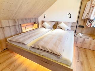 Elegant Warm Bliss Hideaway Escape Lodge - Holiday Home with Hot-Tub and Sauna - 5