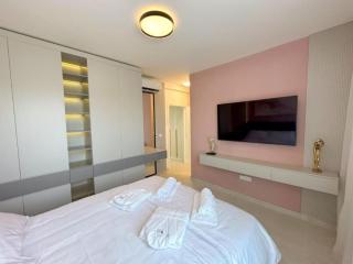 Three-Bedroom Penthouse with Infinity Pool The Skyview Penthouse - S4 - 2