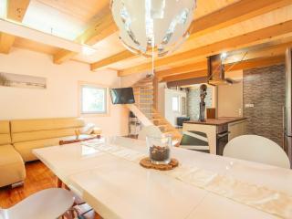 Family-Friendly Serene Retreat Holiday Home - Four Bedroom Holiday Home with Terrace - 9