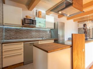 Family-Friendly Serene Retreat Holiday Home - Four Bedroom Holiday Home with Terrace - 2