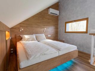 Elegant Warm Bliss Hideaway Escape Lodge - Holiday Home with Hot-Tub - 1