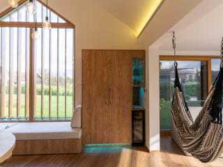 Elegant Warm Bliss Hideaway Escape Lodge - Holiday Home with Hot-Tub - 7