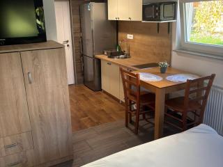 Meadow Tranquil Apartments with Evergreen Garden - Studio Apartment - 4