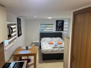 Meadow Tranquil Apartments with Evergreen Garden - Studio Apartment - 2