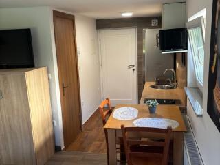 Meadow Tranquil Apartments with Evergreen Garden - Studio Apartment - 5