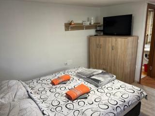 Meadow Tranquil Apartments with Evergreen Garden - Studio Apartment - 8