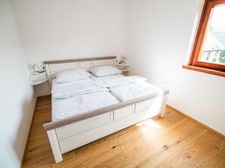 Serene Hollow Holiday Home with Mountain View - Two Bedroom Holiday Home with Mountain View - 3