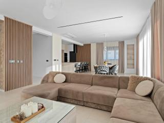 Villa Freedom - Five Bedroom House with Balcony - 9