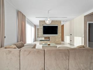 Villa Freedom - Five Bedroom House with Balcony - 0