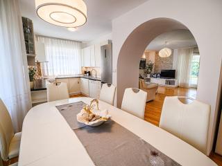 Stunning Rural Holiday Home with Garden and BBQ - Four Bedroom Holiday Home - 2