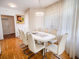 Stunning Rural Holiday Home with Garden and BBQ - Four Bedroom Holiday Home - 1