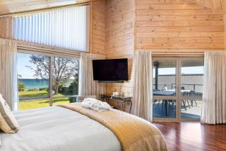 Still Water Retreat - beautiful lake front location and living - 6