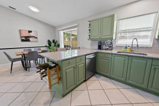 Relaxing 3BR Heated Pool & Hot Tub Retreat - 7