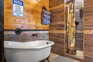 Mountaintop Cabin Close To Dolly With Hot Tub and 3 King Beds - 8