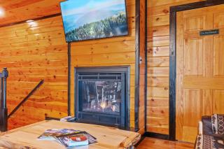 Mountaintop Cabin Close To Dolly With Hot Tub and 3 King Beds - 2