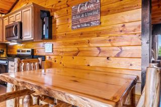 Mountaintop Cabin Close To Dolly With Hot Tub and 3 King Beds - 1