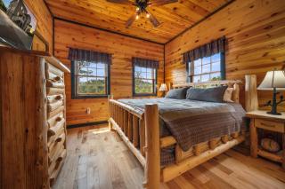 Mountaintop Cabin Close To Dolly With Hot Tub and 3 King Beds - 3