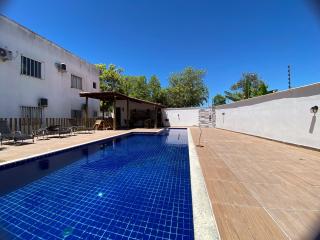 Apê pavimento superior com 3 quartos com ar condicionado, varanda e suite com vista para a piscina e internet privativa, a poucos metros da Praia de Taperapuã. Residencial Jardins de Taperapuã, condomínio com piscina, 2 vagas de garagem e área gourmet - 6