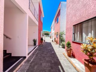 Apê pavimento superior com 3 quartos com ar condicionado, varanda e suite com vista para a piscina e internet privativa, a poucos metros da Praia de Taperapuã. Residencial Jardins de Taperapuã, condomínio com piscina, 2 vagas de garagem e área gourmet - 5