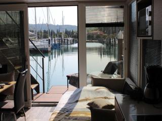 The Seaborn Residence - Two Bedroom Floating House - 9