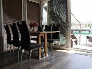 The Seaborn Residence - Two Bedroom Floating House - 6