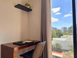 Luxury One-Bedroom City Views, Pool & AC - 3