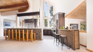 Sparrow by AvantStay Modern Mountain Retreat w Hot Tub Pool Table Games - 2