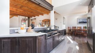 Sparrow by AvantStay Modern Mountain Retreat w Hot Tub Pool Table Games - 1