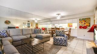 Papaya Place by AvantStay Great Location w Balcony Outdoor Dining Shared Pool Hot Tub - 5