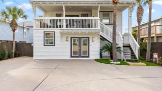 Destin Dolphin by AvantStay 2 Mins Walk To Beach w Pool Large Outdoor Entertaining Area - 4