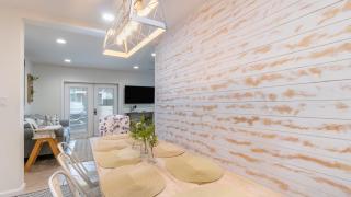 Destin Dolphin by AvantStay 2 Mins Walk To Beach w Pool Large Outdoor Entertaining Area - 1