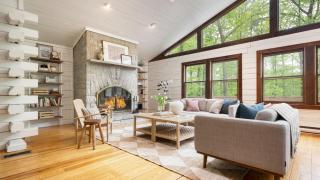Half Moon by AvantStay 4BR Cabin w Large Deck Yard w Patio Outdoor Dining - 1
