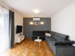 House Rose with Garden and Pool - Three Bedroom House - 0